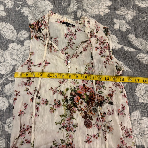 Pink Clover Cream Sleeveless Floral Button-Front Blouse - Picture 5 of 9